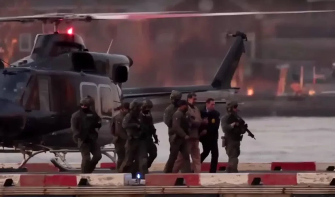 Venezuela devrik lideri Maduro ve eşi Cilia Flores mahkeme binasına böyle götürüldü