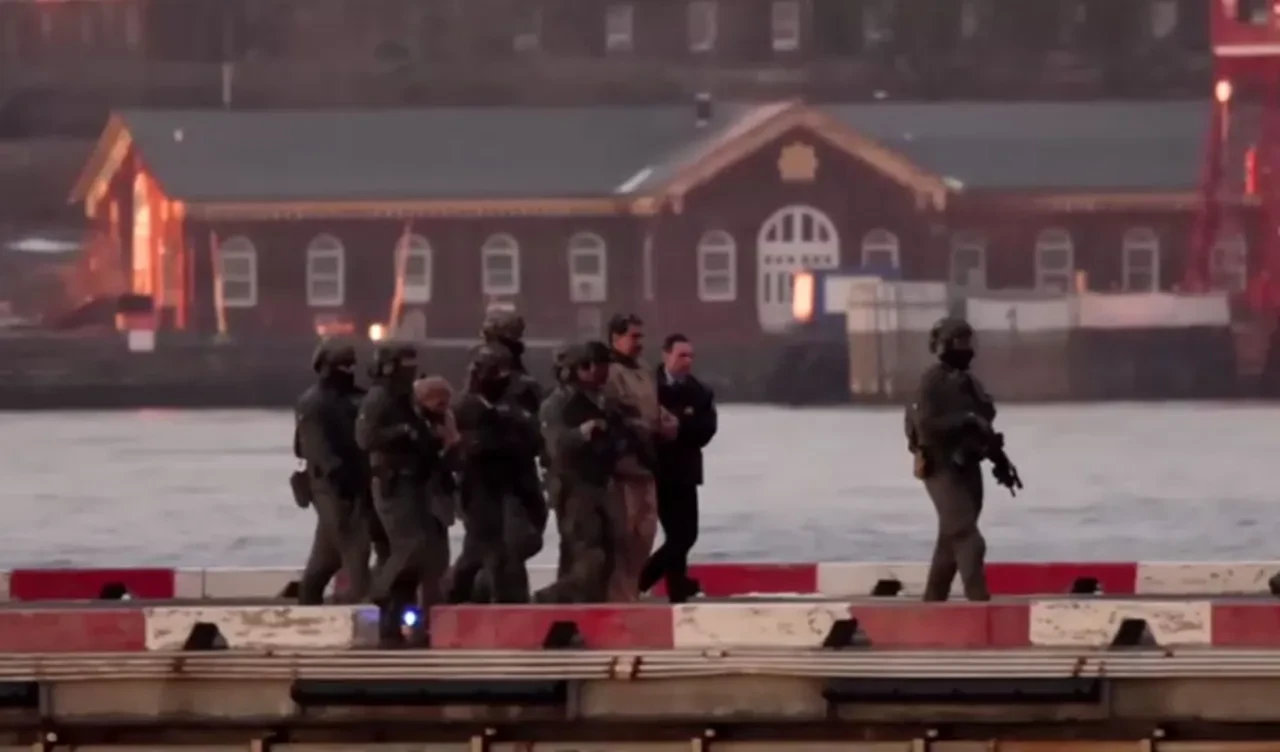 Venezuela devrik lideri Maduro ve eşi Cilia Flores mahkeme binasına böyle götürüldü