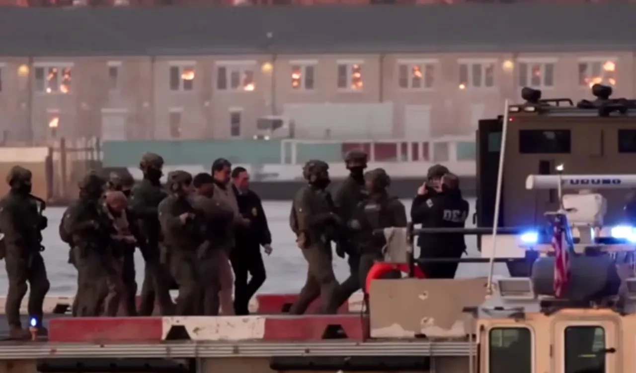 Venezuela devrik lideri Maduro ve eşi Cilia Flores mahkeme binasına böyle götürüldü