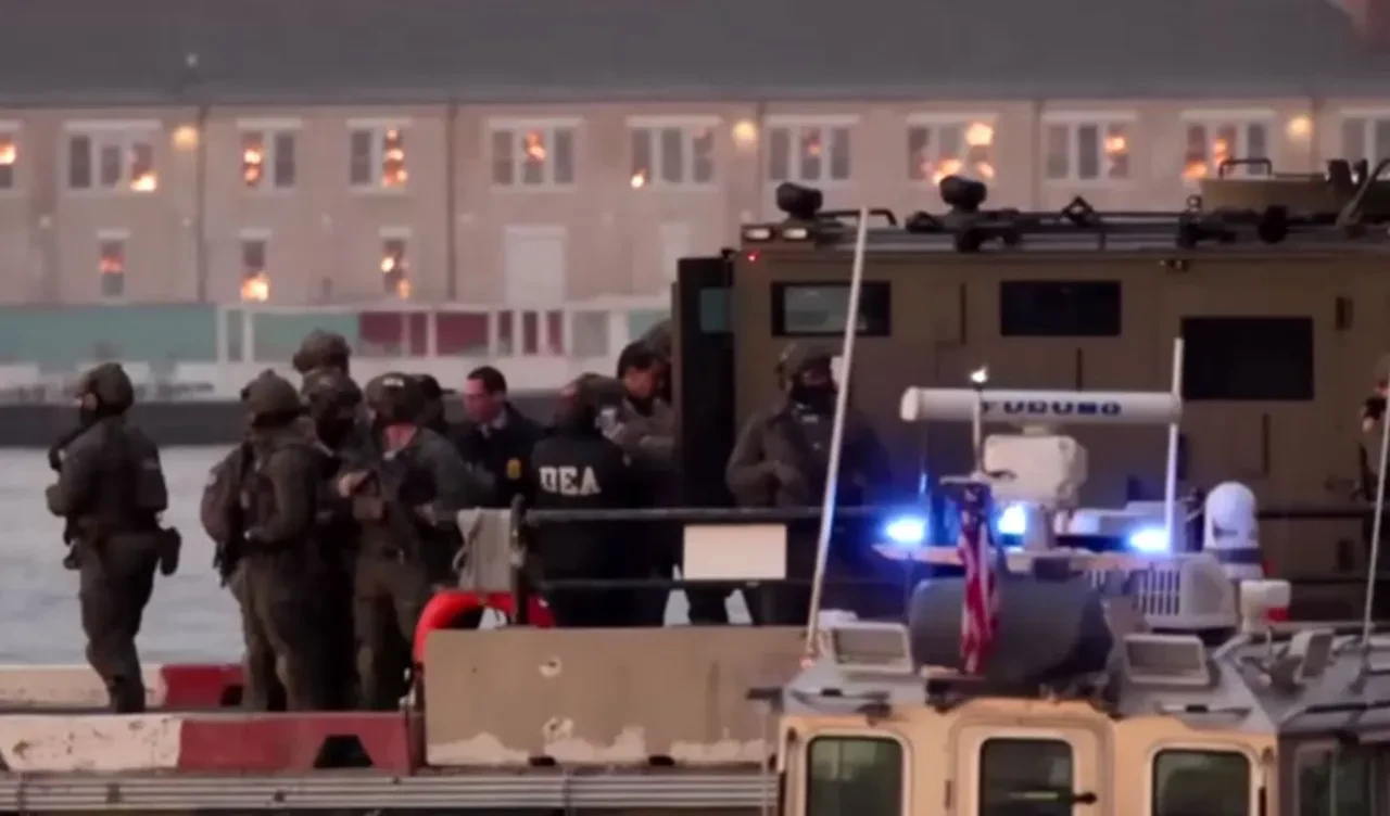 Venezuela devrik lideri Maduro ve eşi Cilia Flores mahkeme binasına böyle götürüldü