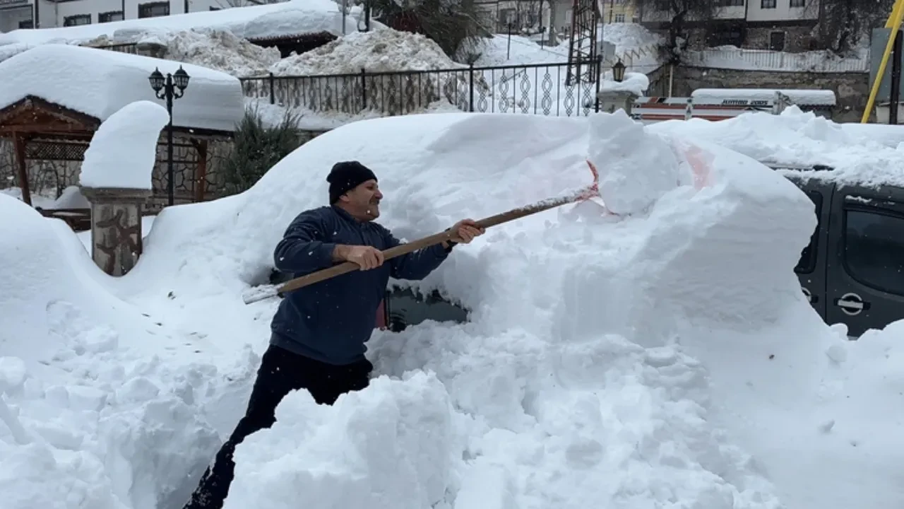 Yarın okullar tatil mi 6 Ocak? Hakkari, Bitlis, Muş, Rize, Gümüşhane, Giresun ve Kastamonu’da kar tatili durumu