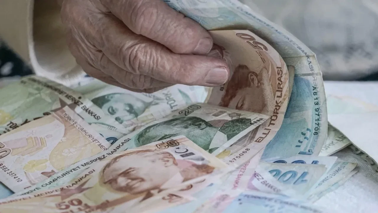 Yaşlı ve engelli aylıkları hesaplara yatmaya başladı