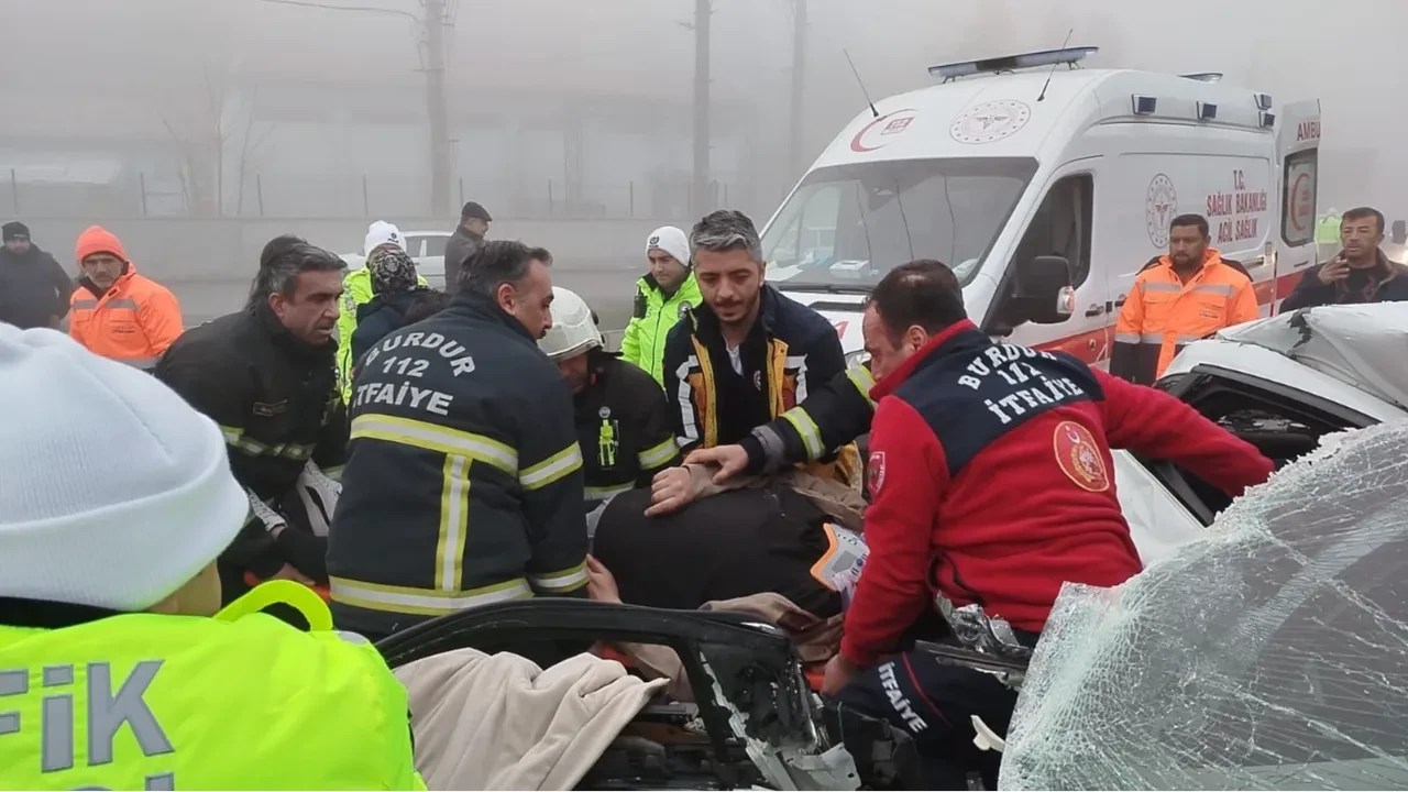 4 aracın karıştığı zincirleme trafik kazası! Yaralılar var