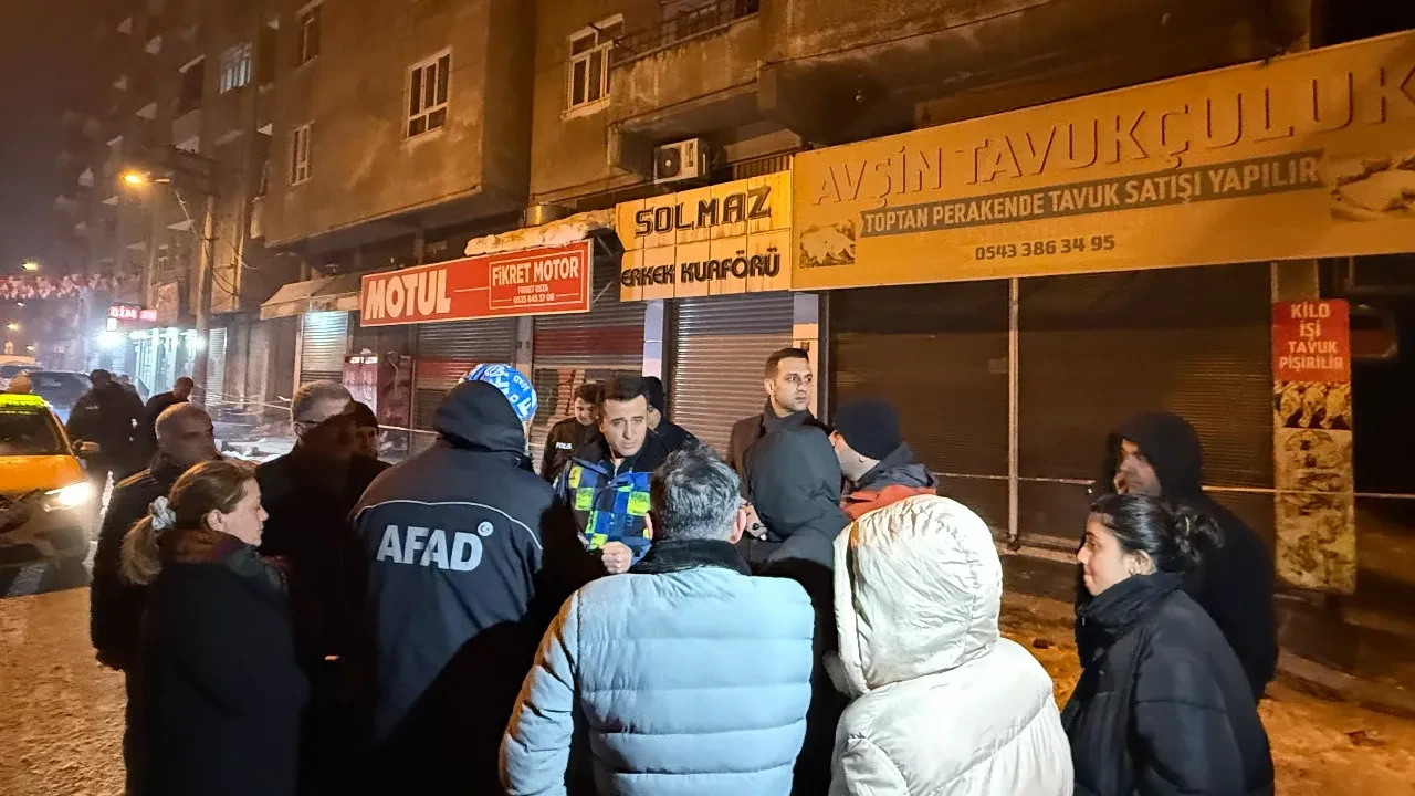 Adeta bomba gibi sesi duyuldu! Diyarbakır'da apartmanın kolonu patladı