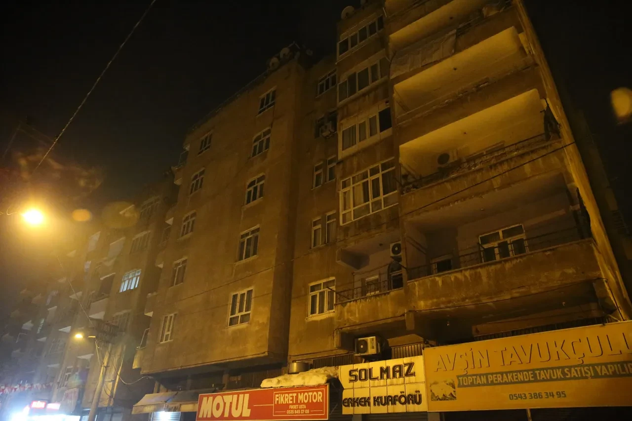 Adeta bomba gibi sesi duyuldu! Diyarbakır'da apartmanın kolonu patladı