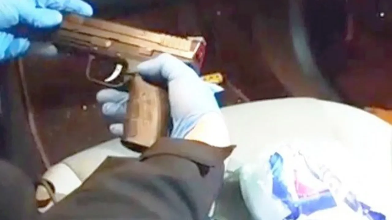 Aracın gizli bölmesi tespit edildi! Ruhsatsız tabanca böyle ortaya çıktı