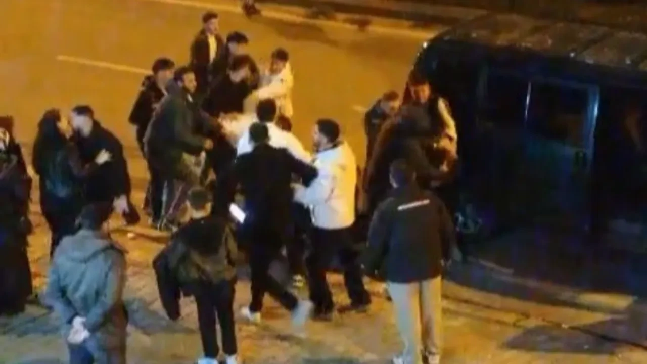 Asker eğlencesi boks ringine döndü! Yumrukların havada uçuştuğu kavga kamerada 