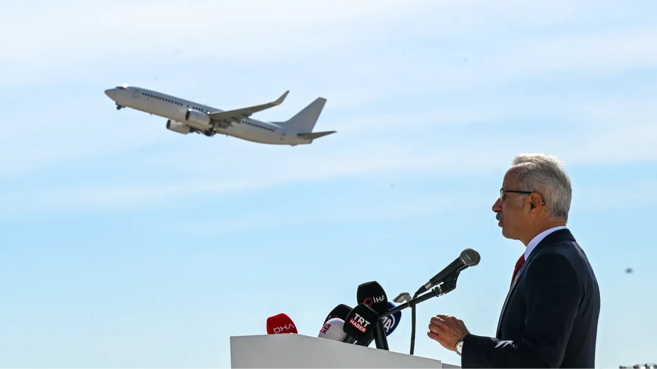 Bakan Uraloğlu duyurdu: Tüm zamanların en yüksek günlük transit uçuş sayısı