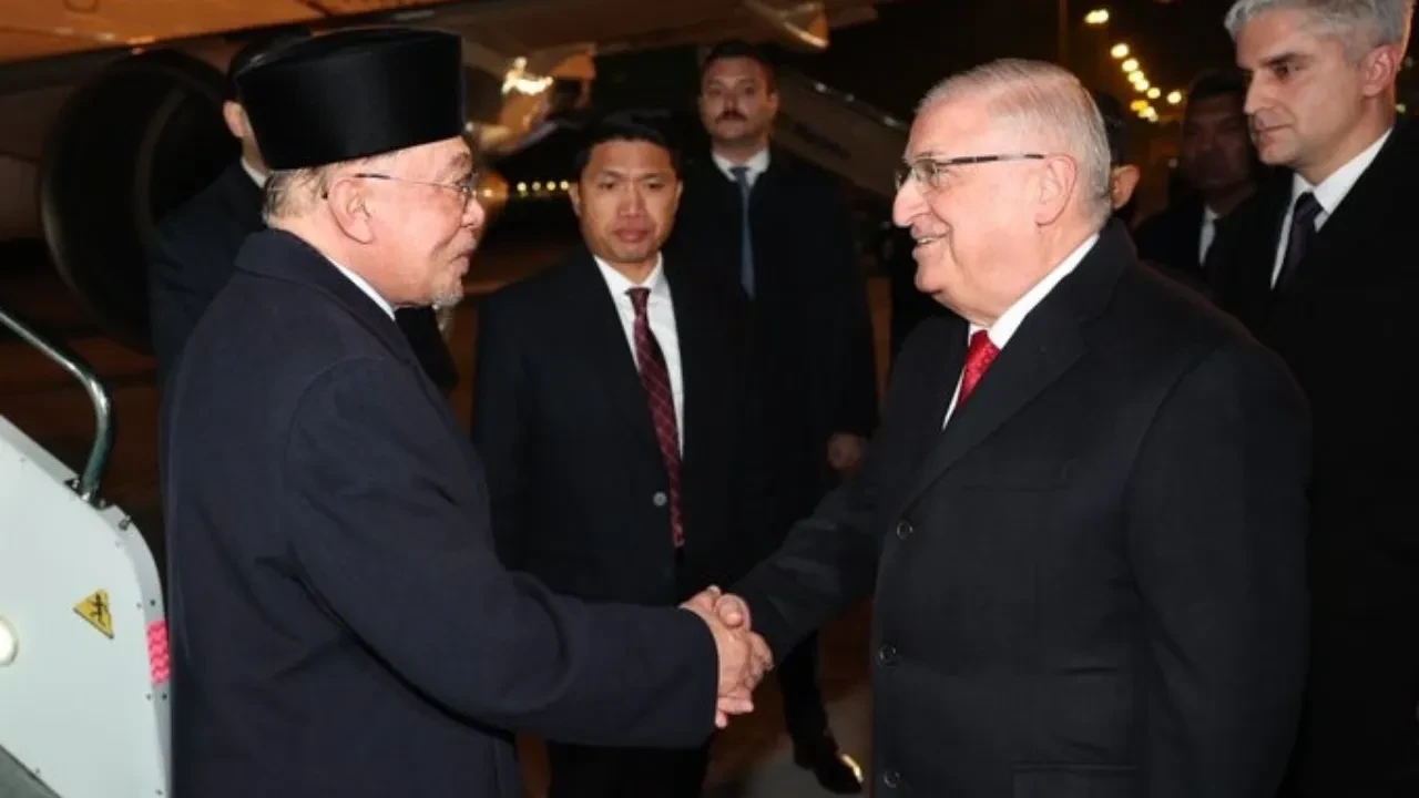 Başkentte kritik karşılama! Malezya Başbakanı İbrahim'i Bakan Güler karşıladı