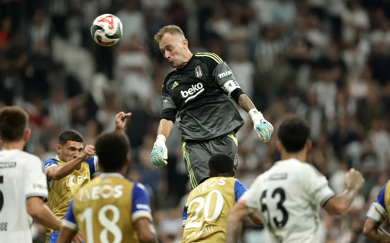 Beşiktaş, Mert Günok ile yollarını ayırdı! Milli kalecinin yeni adresi belli oluyor