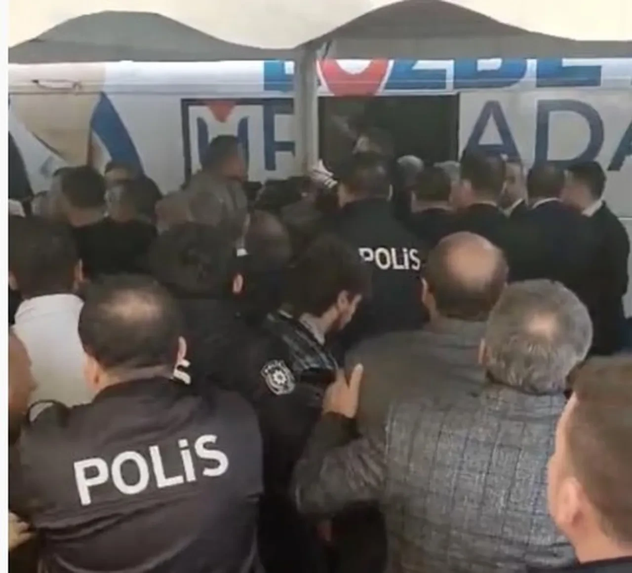 Bursa Büyükşehir Belediye Başkanı Mustafa Bozbey'e yumruklu saldırı girişimi