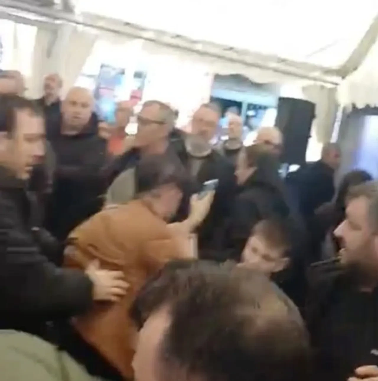 Bursa Büyükşehir Belediye Başkanı Mustafa Bozbey'e yumruklu saldırı girişimi