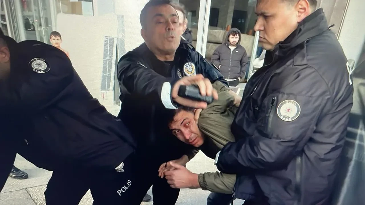 Bursa Büyükşehir Belediye Başkanı Mustafa Bozbey'e yumruklu saldırı girişimi