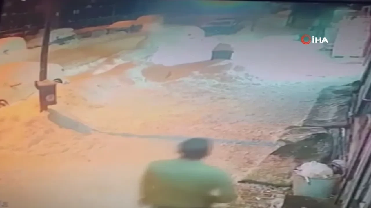 Çatıdan düşen kar kütlesi park halindeki otomobile zarar verdi!