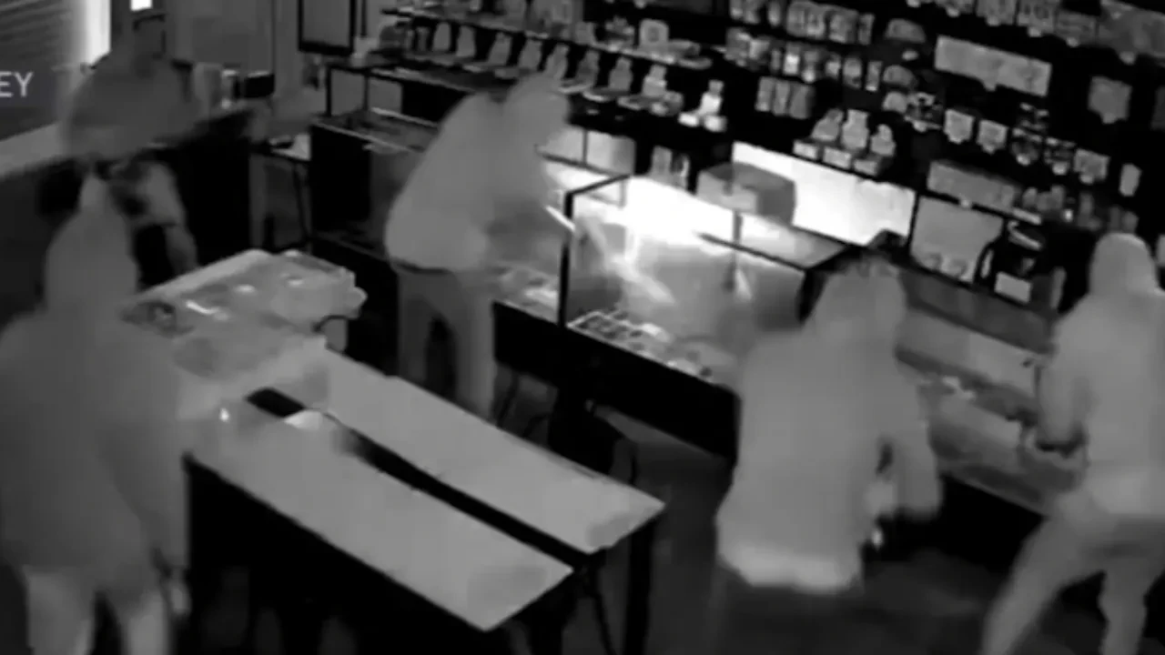 Elektrikli testereyle 13 milyon TL'lik kartları böyle çaldılar