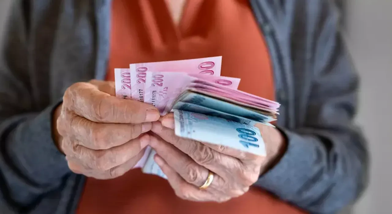 En düşük emekli maaşı değişecek mi? AK Parti kaynakları duyurdu! Gözler bu toplantıya çevrildi