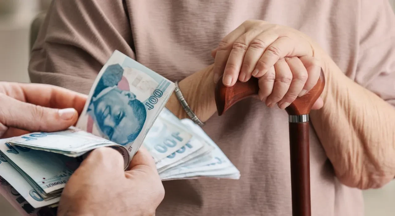 En düşük emekli maaşı değişecek mi? AK Parti kaynakları duyurdu! Gözler bu toplantıya çevrildi