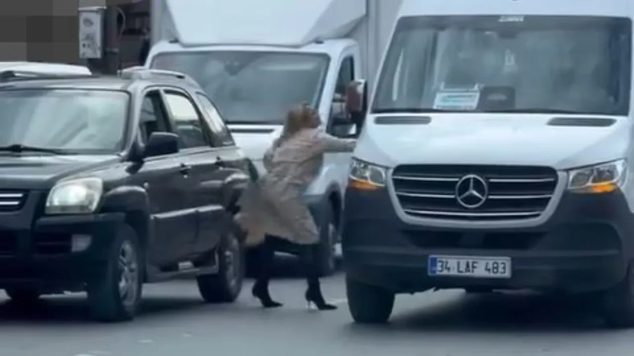 Erkek sürücünün hakaret ettiği kadın çileden çıktı! Aracından inip böyle saldırdı  