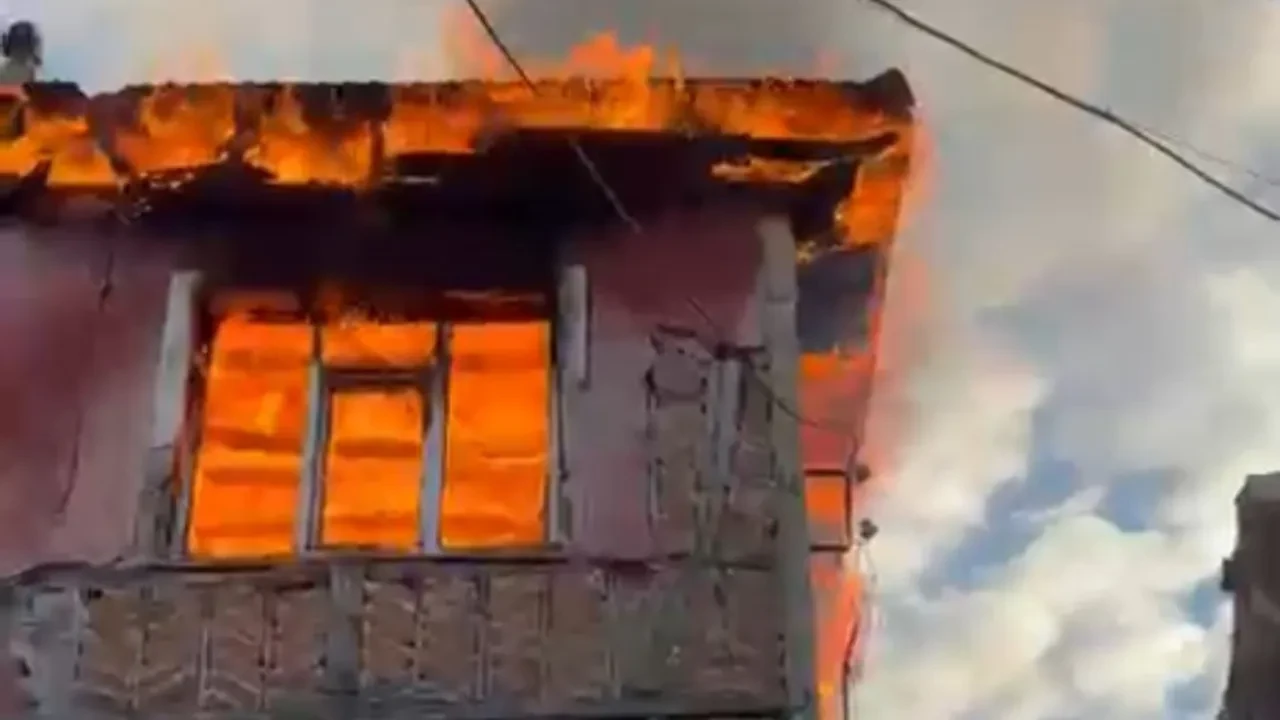 Evinde uykudayken yangına yakalandı! Ölümden kıl payı kurtuldu