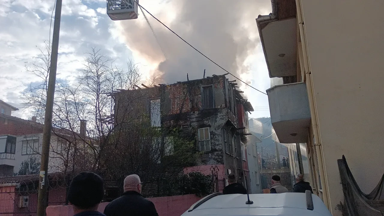 Evinde uykudayken yangına yakalandı! Ölümden kıl payı kurtuldu