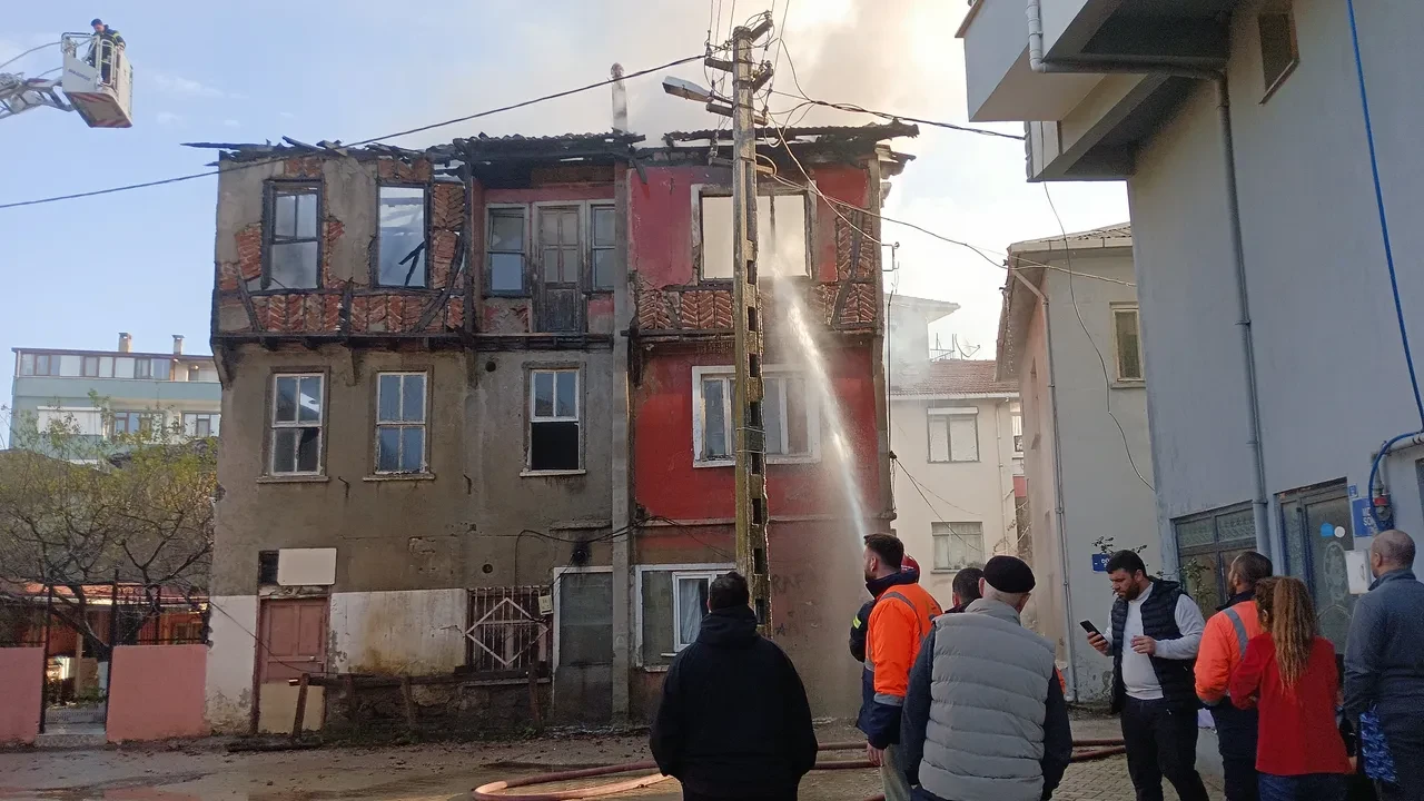 Evinde uykudayken yangına yakalandı! Ölümden kıl payı kurtuldu