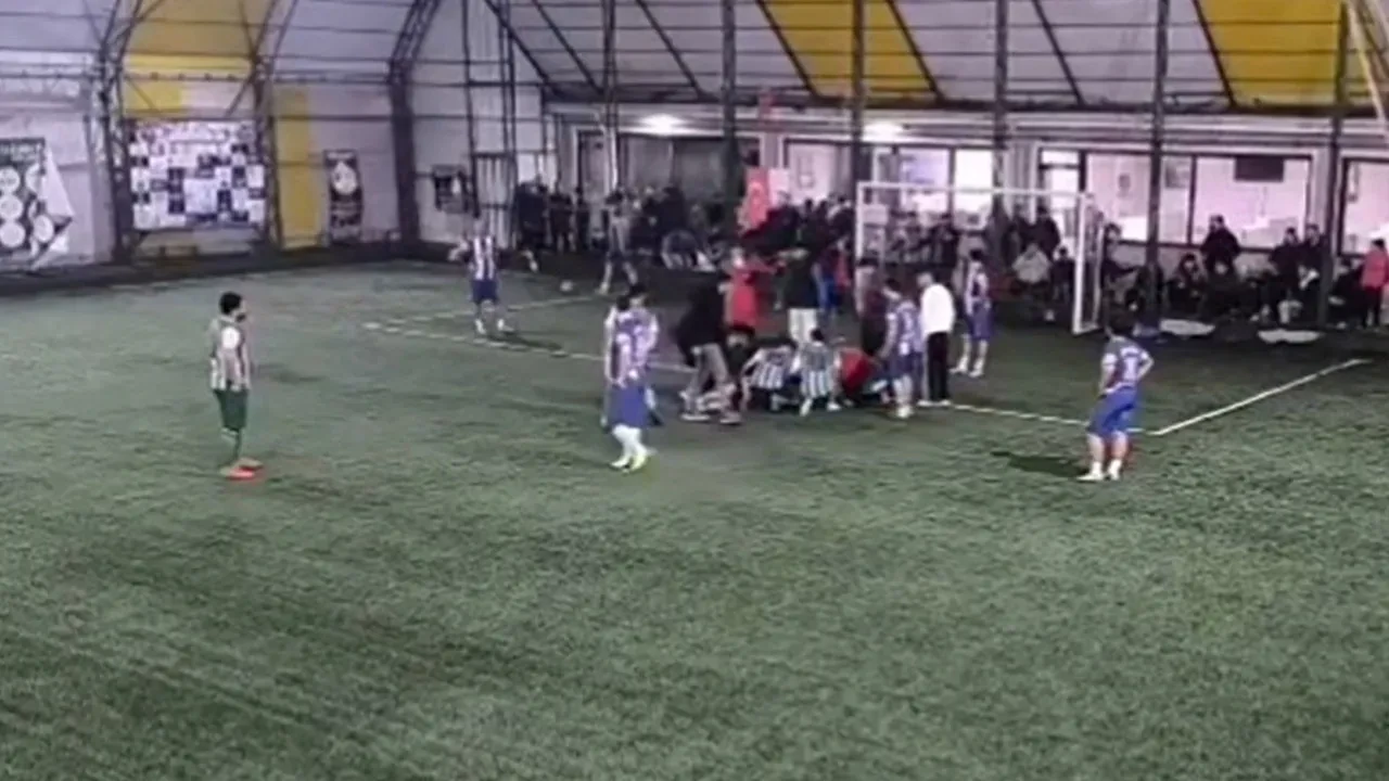 Futbolcunun dili boğazına kaçtı, hakem saniyelik müdahaleyle kurtardı