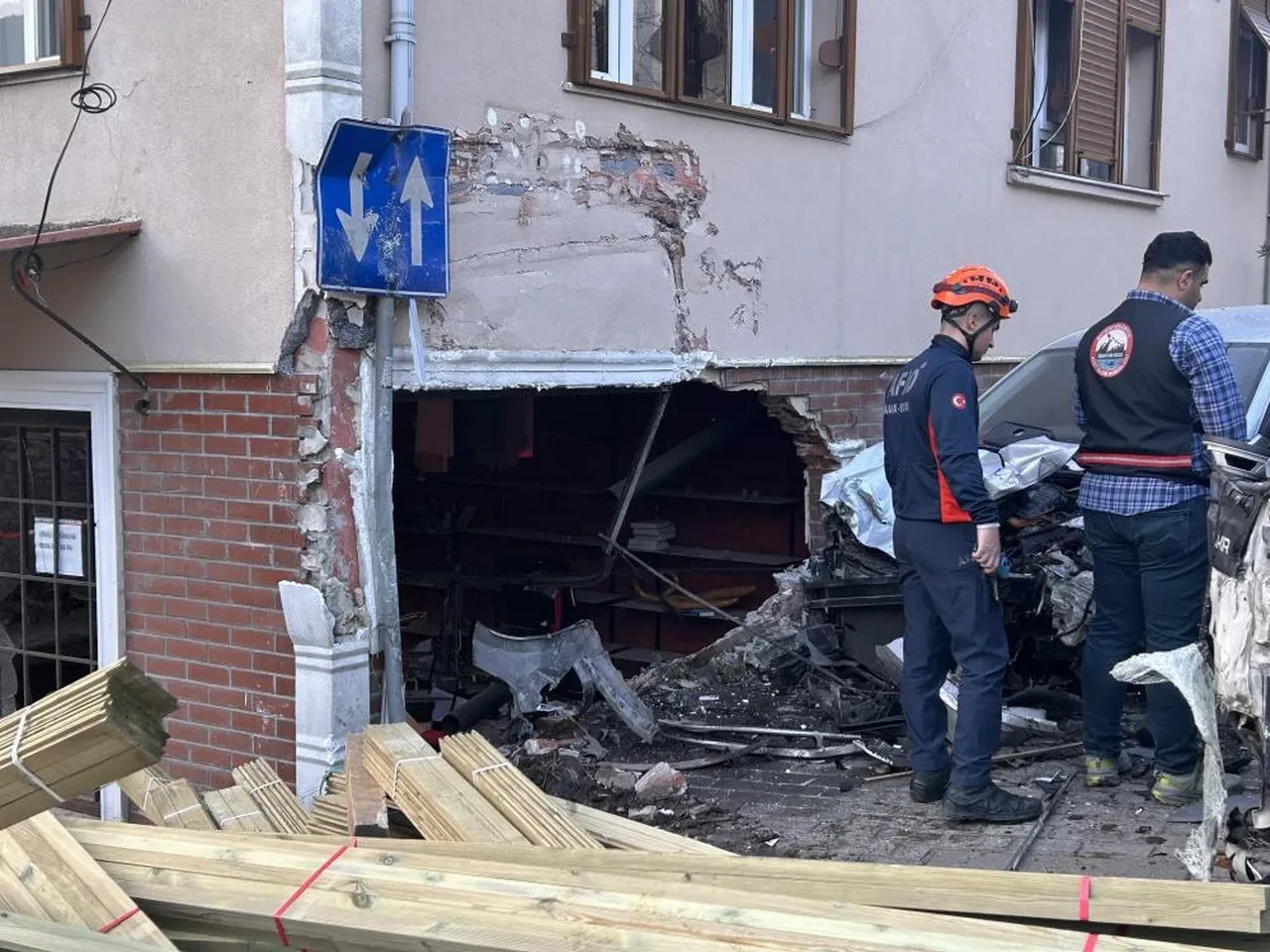 İstanbul'da akılalmaz kaza! Kamyon dükkana girdi 1'i turist 2 kişi hayatını kaybetti