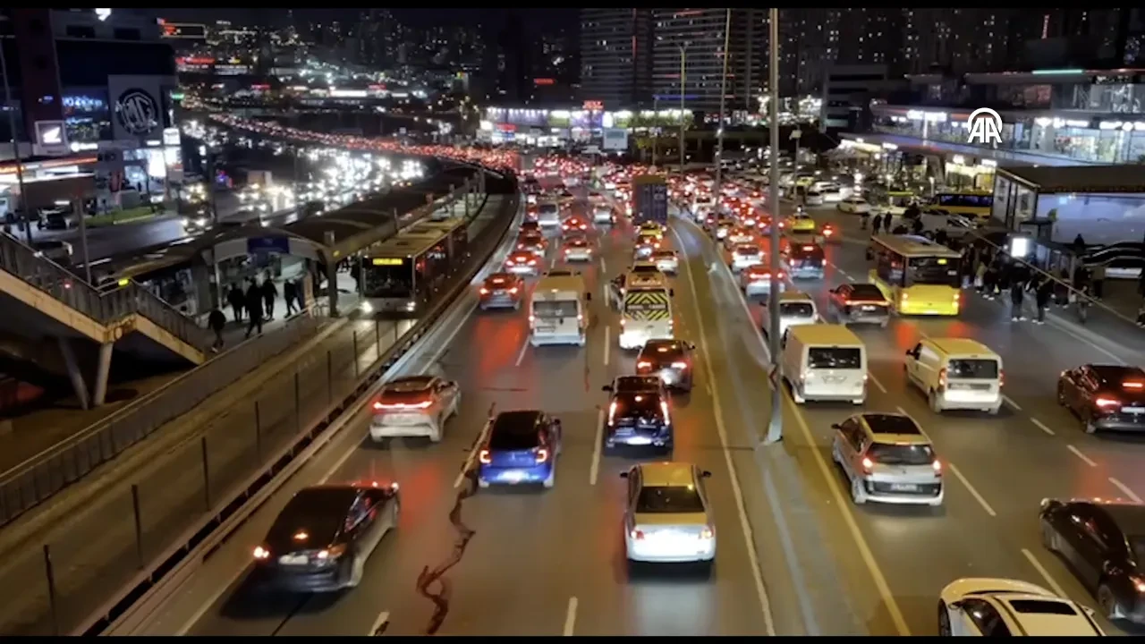 İstanbulluların çilesi! Beylikdüzü'nden 15 Temmuz Şehitler Köprüsü'ne kadar trafik kilit