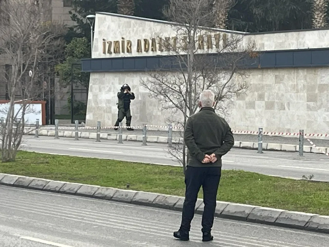 İzmir Adliyesi önünde bomba paniği! Bölgede güvenlik çemberi oluşturuldu