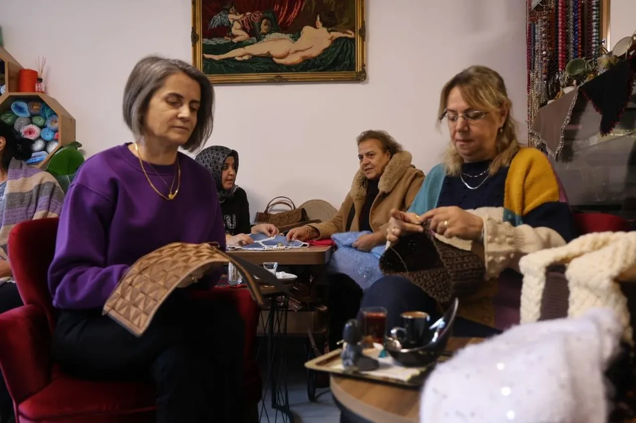 Kadınlara özel kafe: "Erkek yok, sigara yok"