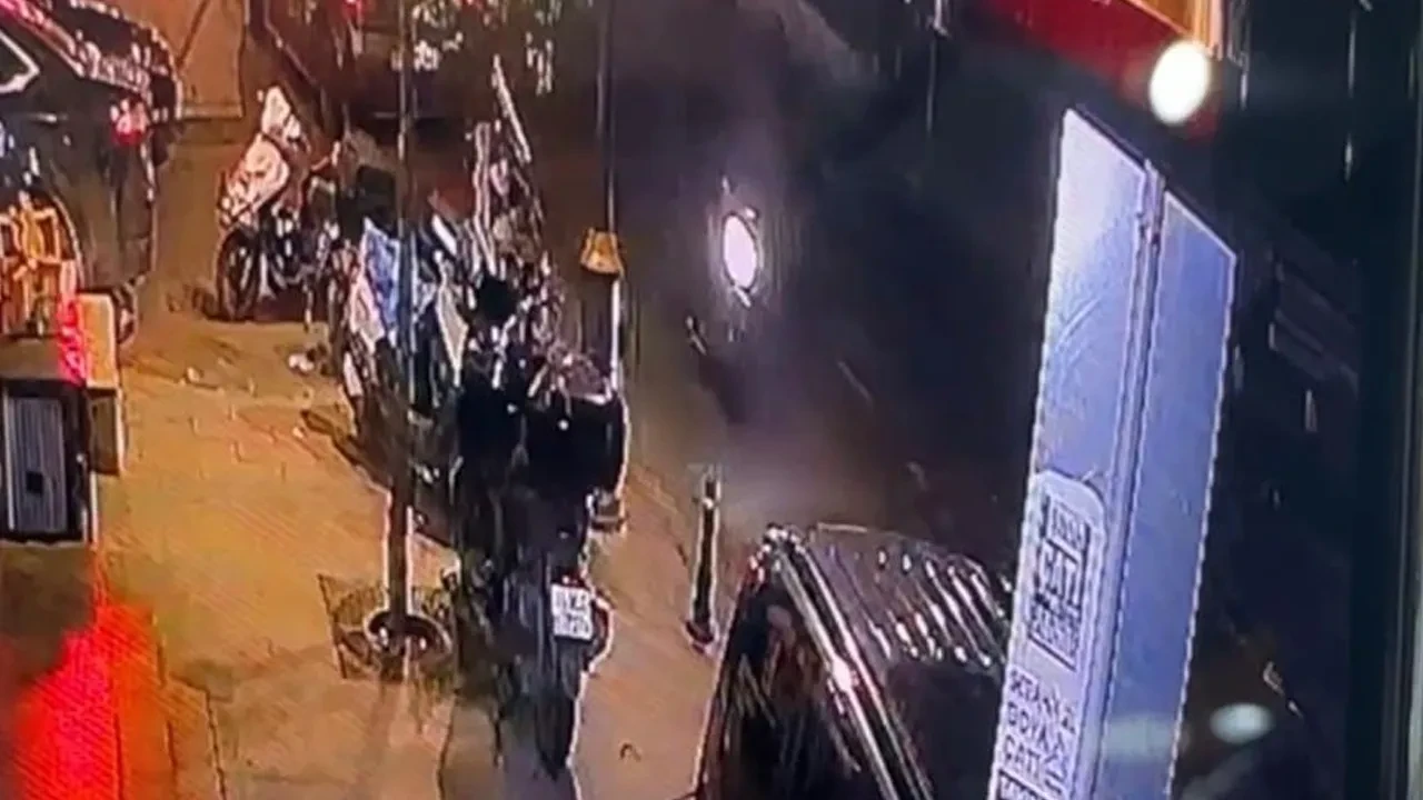 Kağıthane'de feci kaza kamerada! Motosiklet çarptı, metrelerce savruldu