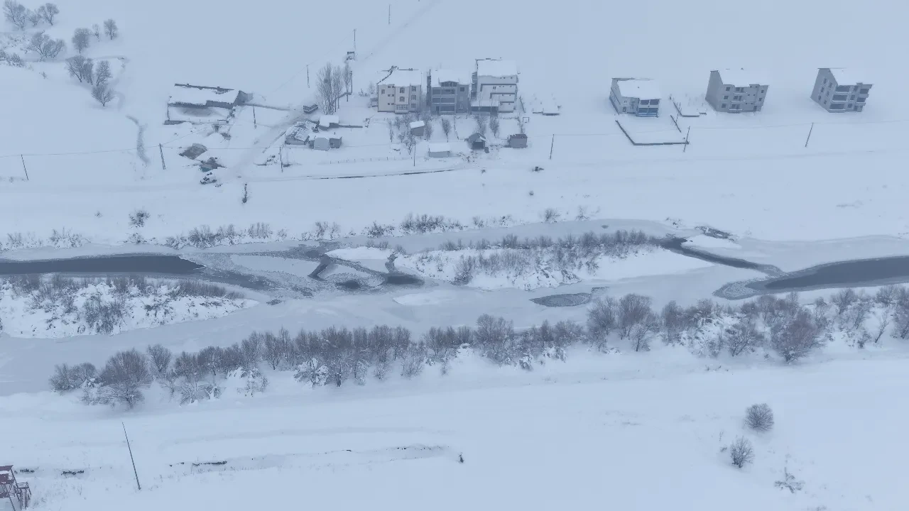 Karasu Nehri buzla kaplandı! Dondurucu soğuklar etkisini gösterdi