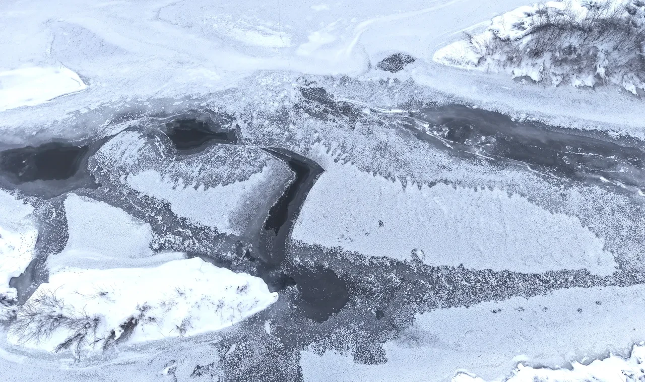 Karasu Nehri buzla kaplandı! Dondurucu soğuklar etkisini gösterdi