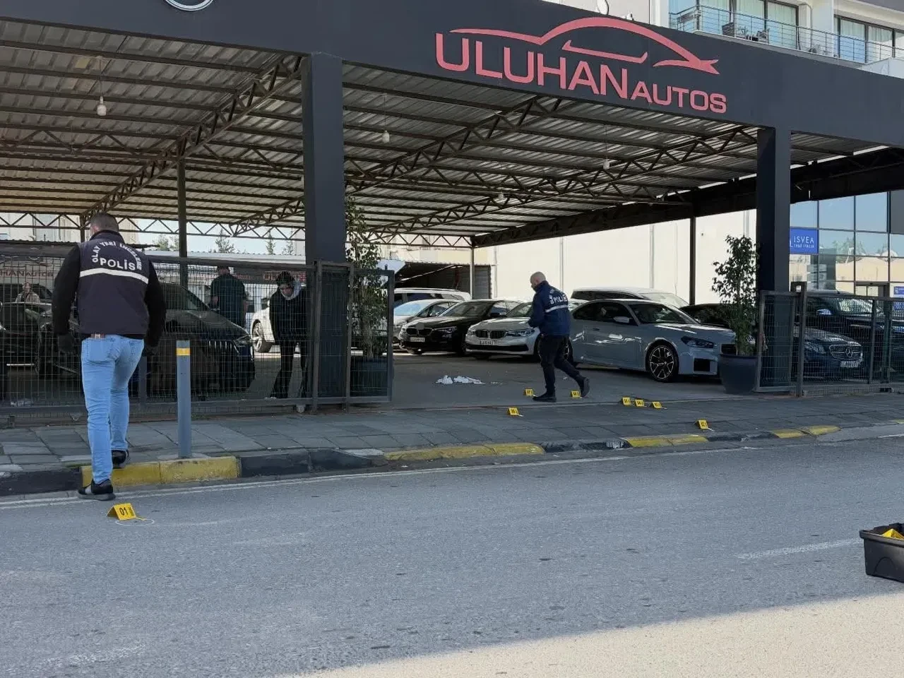 KKTC'de güpegündüz silahlı saldırı! Oto galeri kurşun yağmuruna tutuldu: Yaralılar var