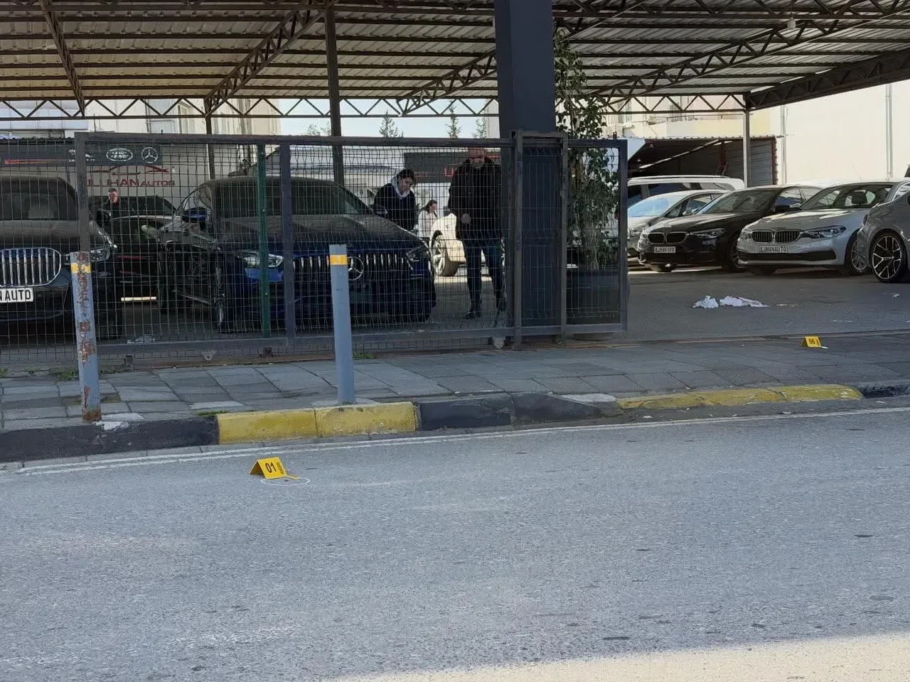 KKTC'de güpegündüz silahlı saldırı! Oto galeri kurşun yağmuruna tutuldu: Yaralılar var