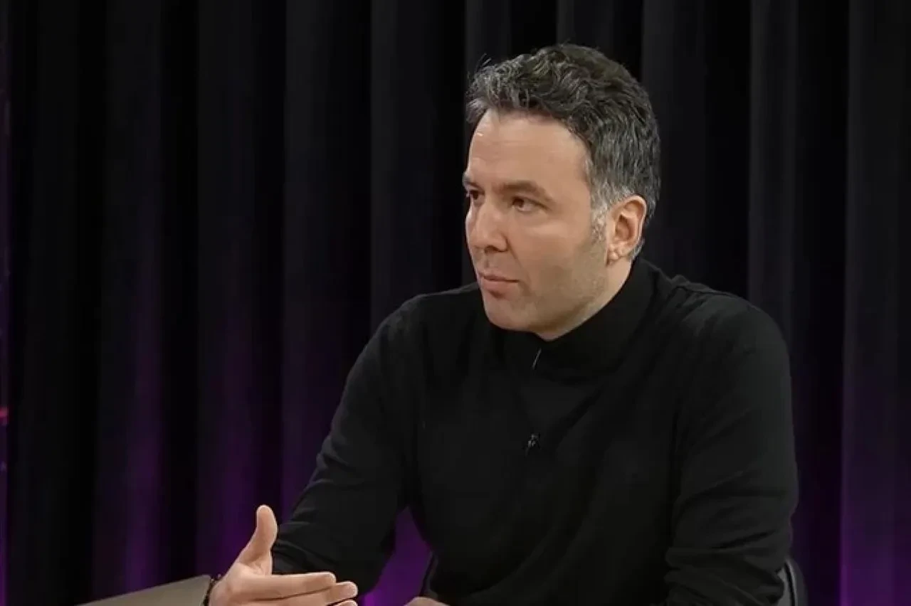 Mehmet Akif Ersoy, Veyis Ateş'i işaret etti: İlk içtiği zamanı anlattı