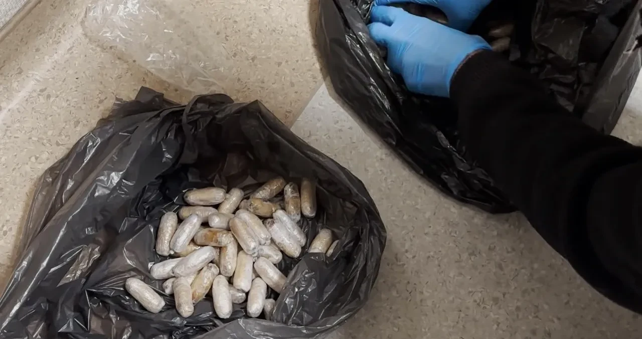 Mide değil, uyuşturucu kapsülü! Şüpheli tavırları ele verdi: Tam 64 parça uyuşturucu midesinden çıktı