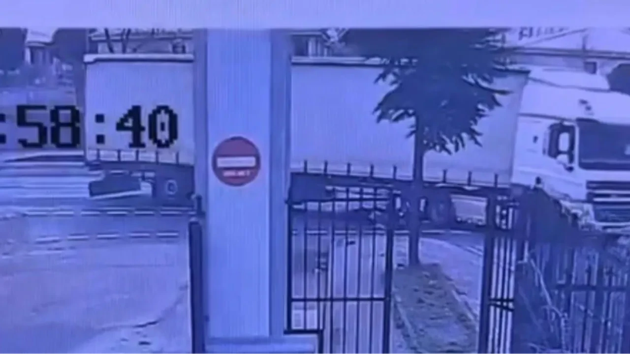 Motosiklet sürücüsünün ölümden döndüğü anlar kamerada