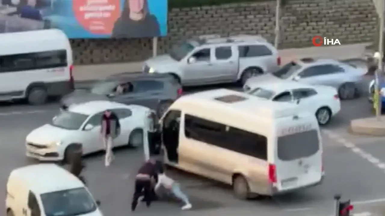 Pendik’te kırmızı ışıkta yol verme kavgası kamerada!