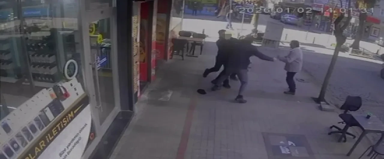 Pendik'te oyuncak silahla kuyumcu soygunu girişimi: Tekme tokat dayak yedi!