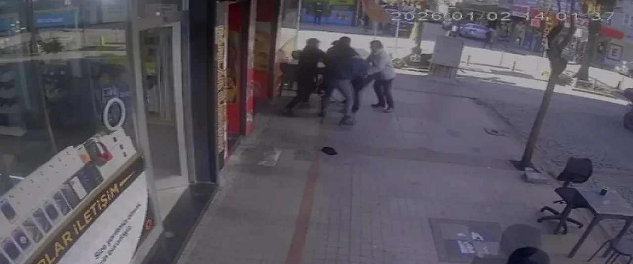 Pendik'te oyuncak silahla kuyumcu soygunu girişimi: Tekme tokat dayak yedi!