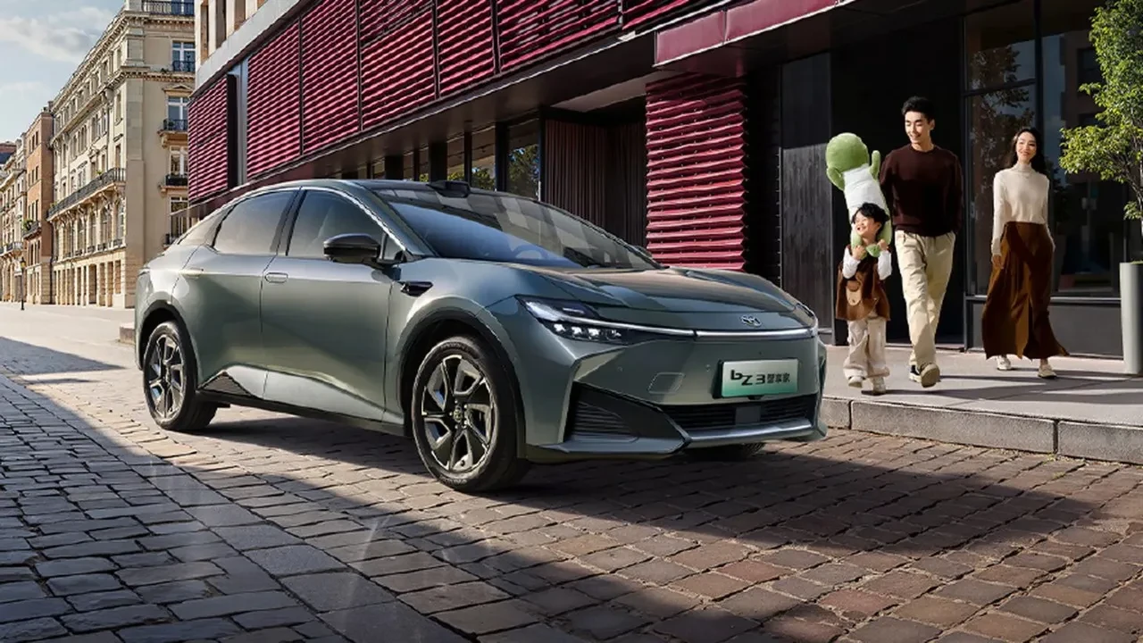 Toyota bZ3 görücüye çıktı! Corolla'nın yarı fiyatına LiDAR'lı elektrikli sedan