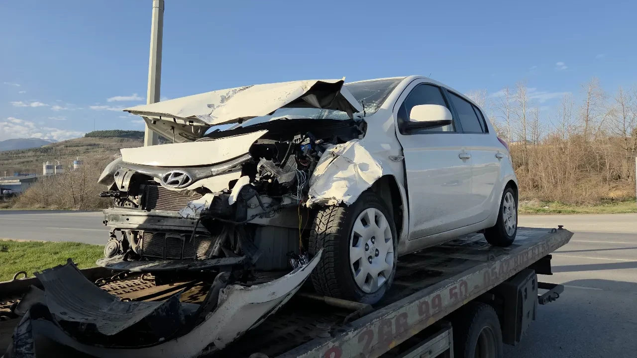 Yeni aldığı otomobil daha eve gitmeden hurdaya döndü: 2 kişi yaralandı