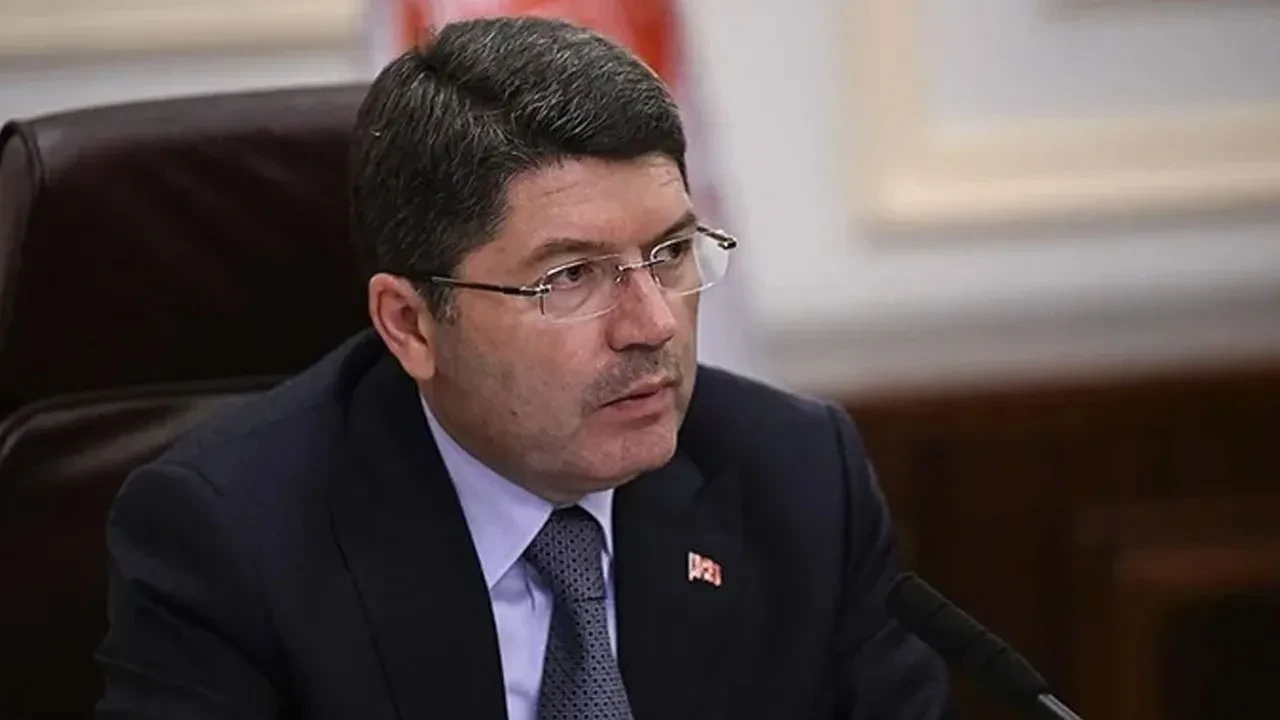 Adalet Bakanı Tunç duyurdu! Paylaşımları nedeniyle avukata soruşturma başlatıldı