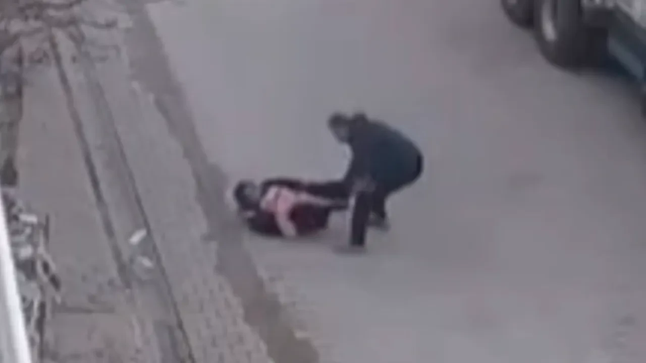 Anne ve küçük kıza acımasız saldırı! Çığlıklar mahalleyi inletti