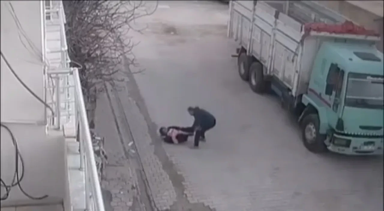 Anne ve küçük kıza acımasız saldırı! Çığlıklar mahalleyi inletti