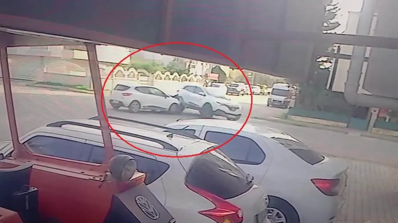 Antalya'da kontrolsüz kavşakta iki otomobilin çarpışma anı kamerada! 