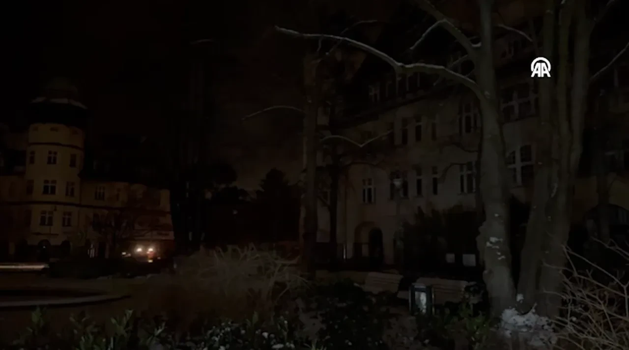 Berlin karanlığa büründü! Avrupa'nın göbeğinde binlerce kişi kendi kendine yetmeye çalışıyor