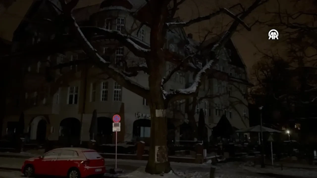 Berlin karanlığa büründü! Avrupa'nın göbeğinde binlerce kişi kendi kendine yetmeye çalışıyor