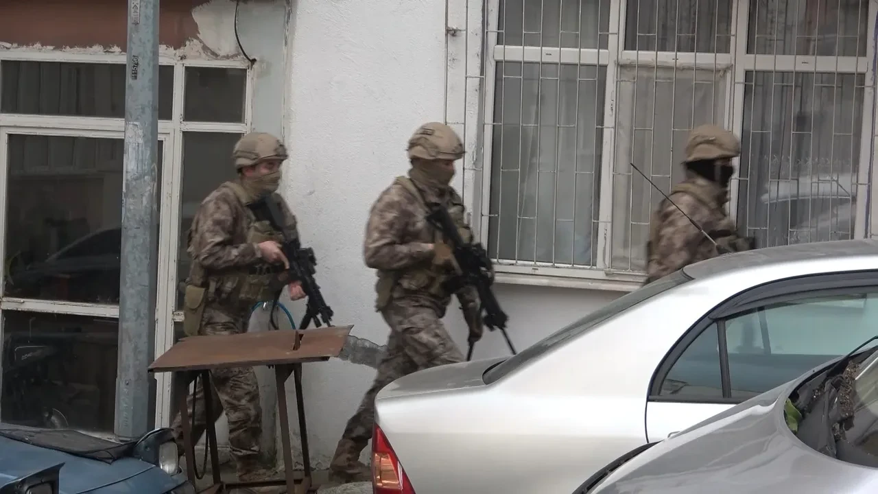 Bıçaklı krize özel harekattan operasyon! Heyecan dolu anlar kameralara yansıdı